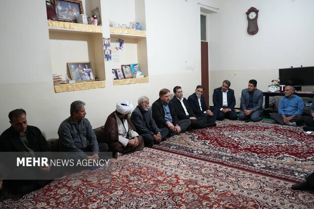 استاندار بوشهر به دیدار خانواده شهدای جنگ رمضان رفت