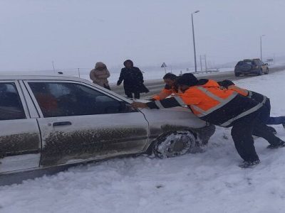 امداد رسانی راهداران خراسان شمالی به ۱۱۴ خودروی گرفتار در
برف