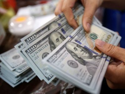 سرمایه‌گذاران از دلار عقب نشستند؛ اسکناس سبز در کف ۲۰۲۵