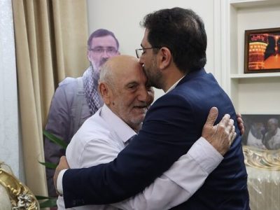 ببینید | دیدار معاون برنامه ریزی و مدیریت منابع وزیر راه و
شهرسازی و مدیرکل راه و شهرسازی خراسان رضوی با خانواده شهیدجواد
محمدی مفرد