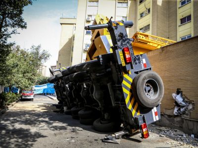 دو حادثه نفس‌گیر در پایتخت؛ نجات معجزه‌آسا و واژگونی جرثقیل
