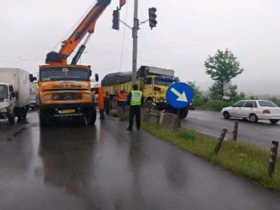 کمک‌رسانی به کامیون باری منحرف‌شده و بازگشایی مسیر
نیمه‌مسدود در منطقه اردجان گیلان