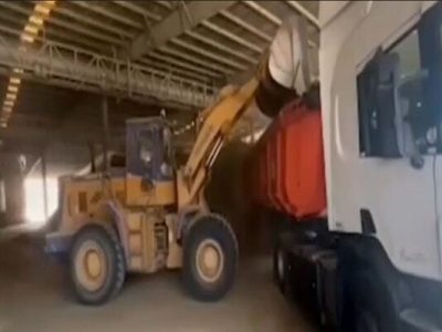 ویدئو | فعالیت مستمر و شبانه روزی شرکت های حمل و نقل کالا و
رانندگان شریف در مجموعه کارخانه بهپاک شهرستان بهشهر _ استان
مازندران