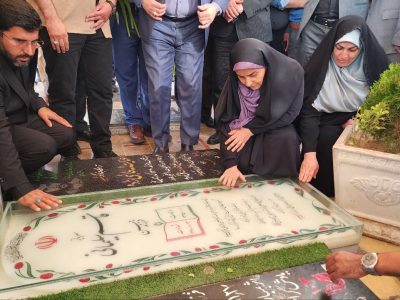 ادای احترام وزیر راه و شهرسازی به شهدای استان کرمان با حضور
در مزار سردار سلیمانی و دختر کاپشن صورتی