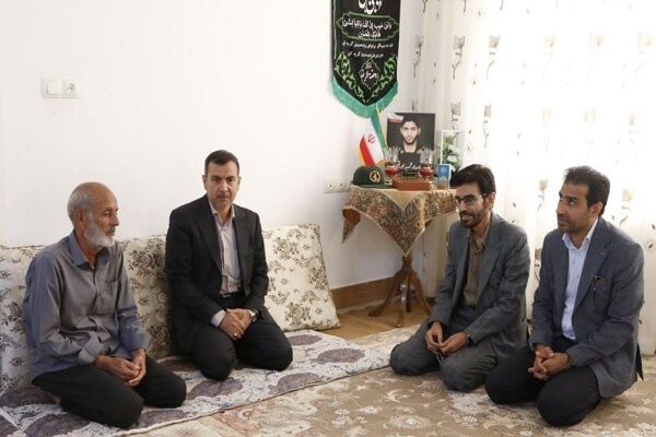ببینید| دیدار مدیرکل راه و شهرسازی با تنها خانواده شهید جنگ
تحمیلی ۱۲ روزه سیستان و بلوچستان همزمان با هفته دولت