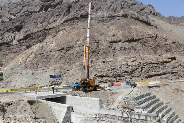 ببینید|️ادامه عملیات احداث پل تکاوران در محور کرج-
کندوان