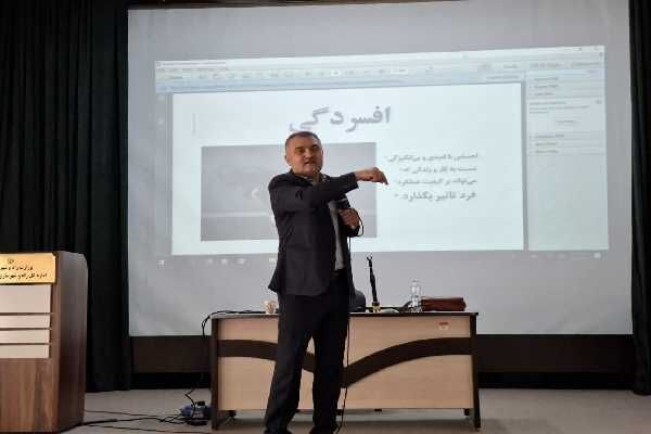 برگزاری کارگاه «مدیریت استرس در محیط کار» برای کارکنان
اداره‌کل راه و شهرسازی گیلان