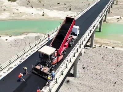 آغاز عملیات روکش آسفالت قطعه دو محور نیکشهر- کنارک به طول ۲۰
کیلومتر