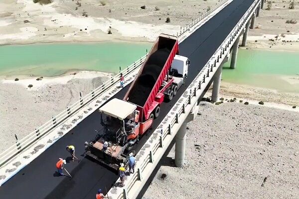 آغاز عملیات روکش آسفالت قطعه دو محور نیکشهر- کنارک به طول ۲۰
کیلومتر