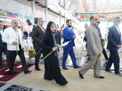 وزیر راه و شهرسازی به مقام شهدای شهرستان رشت ادای احترام
کرد