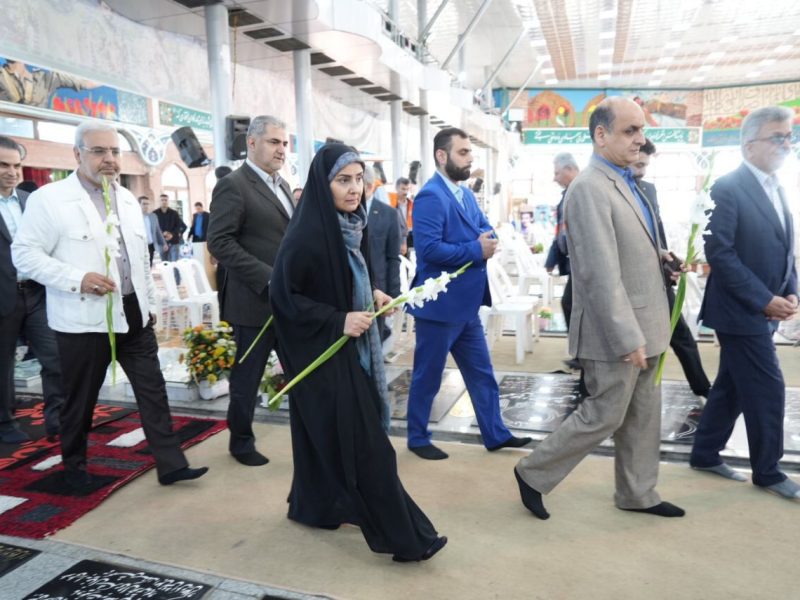 وزیر راه و شهرسازی به مقام شهدای شهرستان رشت ادای احترام
کرد
