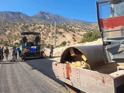 آغاز عملیات آسفالت راه‌های روستایی ۸۵۰ خانوار در دیشموک /
پروژه ۲۸۰ میلیاردریالی راهداری در فاز تکمیل