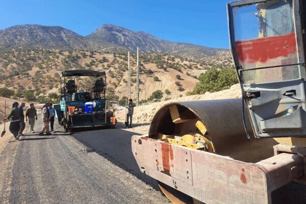 آغاز عملیات آسفالت راه‌های روستایی ۸۵۰ خانوار در دیشموک /
پروژه ۲۸۰ میلیاردریالی راهداری در فاز تکمیل