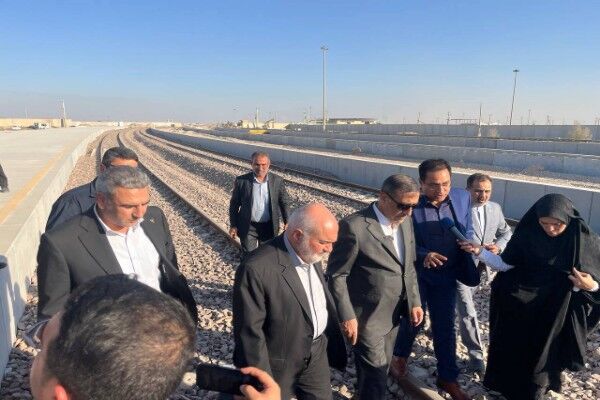 بازدید معاون اجرایی رئیسجمهور از پایانه مرزی ریلی شلمچه /
تأکید بر تسریع اتصال ریلی ایران و عراق
