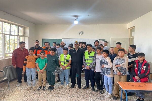 ببینید| برگزاری همایش و ارتقاء سطح ایمنی تردد دانش آموزان
حاشیه راه ها در روستای احمدآباد مصدق شهرستان نظرآباد