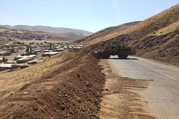 ببینید| تسطیح و شانه سازی محورهای دیواندره کردستان توسط
اداره راهداری و حمل و نقل جاده ای این شهرستان