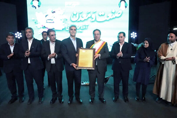 تجلیل از صنعتگران، معدنکاران و پیشکسوتان عرصه تولید با حضور
رئیس مرکز تحقیقات راه، مسکن و شهرسازی