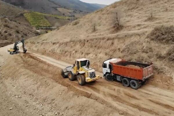 ویدئو| عملیات اجرایی بهسازی و احداث آسفالت محور روستایی لنگر
– گودالی سلاخ در شهرستان بجنورد
