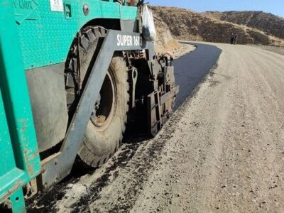 اجرای آسفالت گرم و خط کشی در راه های روستایی پایه و بقمچ
شهرستان‌های گلبهار و چناران