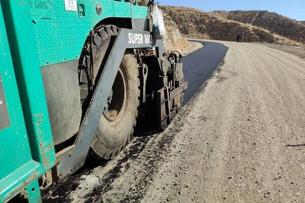 اجرای آسفالت گرم و خط کشی در راه های روستایی پایه و بقمچ
شهرستانهای گلبهار و چناران