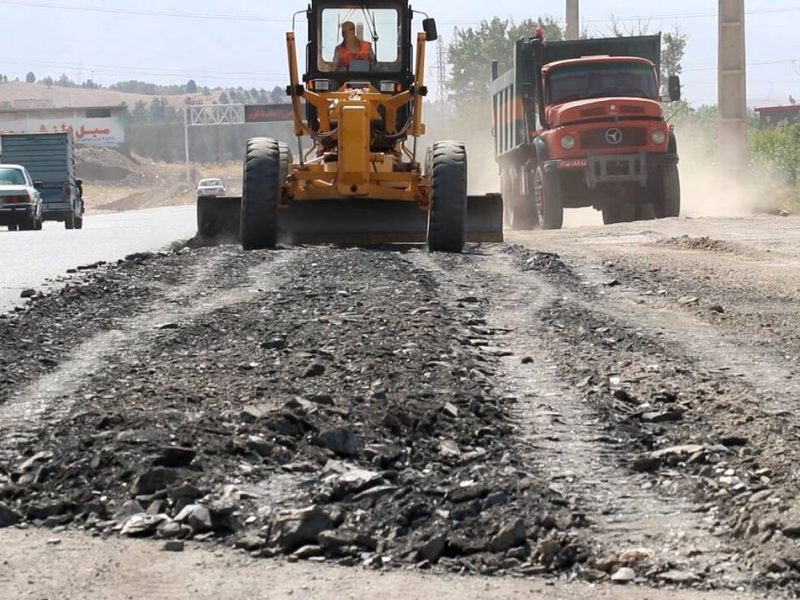 اجرای ۱۵۰ کیلومتر شانه سازی در محورهای فامنین همدان