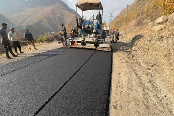 ببینید | اجرای عملیات آسفالت محور روستایی نسا از توابع محور
کرج- کندوان