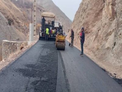 ببینید| ادامه عملیات آسفالت محور روستایی کلارود-گشنادر از
توابع جاده کرج- کندوان