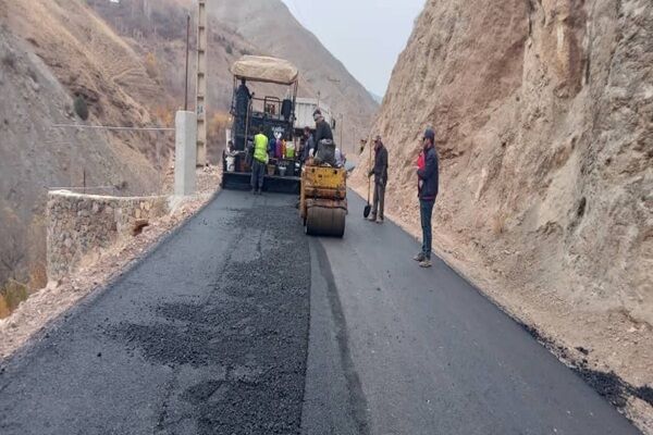 ببینید| ادامه عملیات آسفالت محور روستایی کلارود-گشنادر از
توابع جاده کرج- کندوان