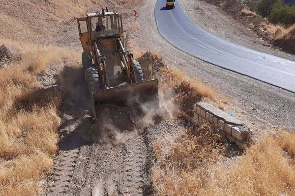 ببینید | تنقیه و پاک‌سازی دهانه ورودی آبروهای مسدود شده جهت
آمادگی راهداری زمستانی در محور جوانرود به پلنگانه استان
کرمانشاه