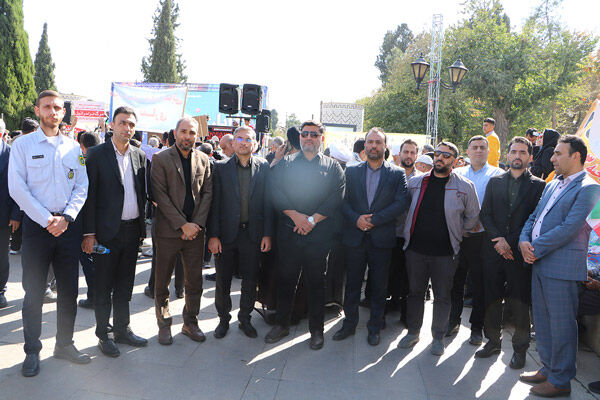 ببینید| حضور مدیران و کارکنان اداره کل راه و شهرسازی استان
فارس در راهپیمایی یوم الله ۱۳ آبان