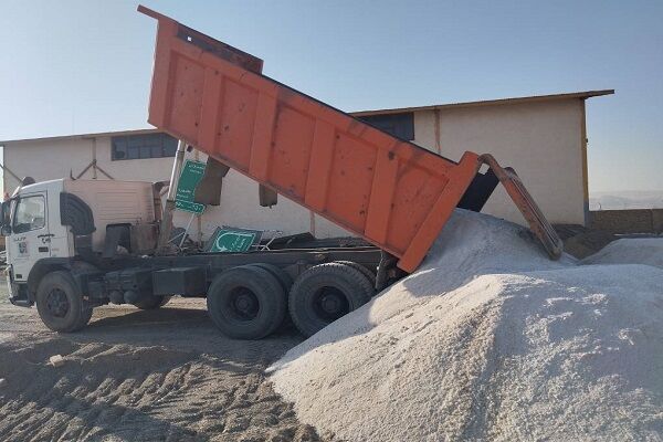 ببینید| ذخیره سازی شن و نمک در راهدارخانه های خراسان شمالی
برای طرح زمستانی