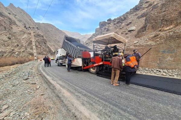 ببینید| عملیات آسفالت محور روستایی کسیل از توابع جاده کرج
کندوان