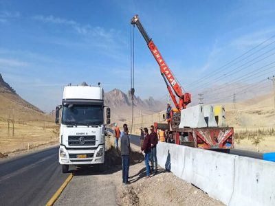 ببینید| عملیات ایمن سازی محور هرسین به سه راهی هرسین با نصب
۱۲۰۰متر جدا کننده نیوجرسی استان کرمانشاه