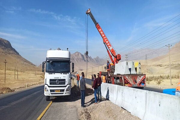ببینید| عملیات ایمن سازی محور هرسین به سه راهی هرسین با نصب
۱۲۰۰متر جدا کننده نیوجرسی استان کرمانشاه