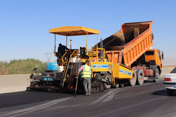 ببینید| عملیات بهسازی و روکش آسفالت چهارزبر به کوزران به طول
۱۲.۷ کیلومتر استان کرمانشاه