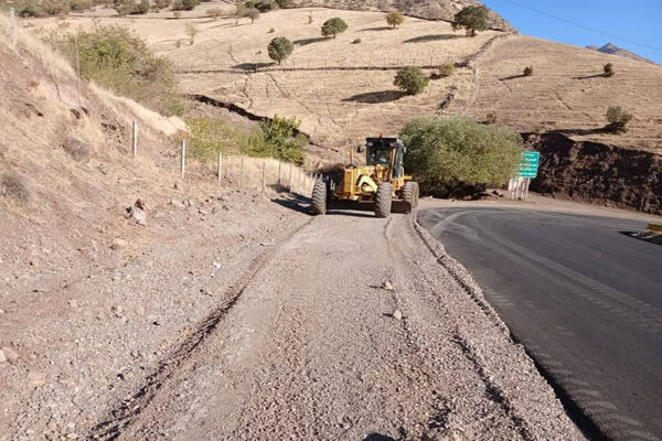 ببینید | عملیات تیغه زنی و تسطیح شانه در محور پاوه به نودشه
استان کرمانشاه