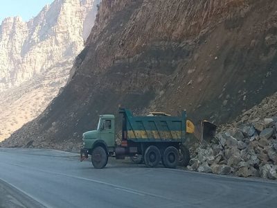 ببینید| عملیات ریزش برداری و حمل تراشه‌های کنار جاده جهت
ایمن کردن شانه محور حمیل به اسلام آباد غرب استان کرمانشاه