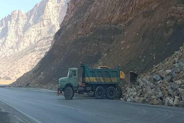 ببینید| عملیات ریزش برداری و حمل تراشه‌های کنار جاده جهت
ایمن کردن شانه محور حمیل به اسلام آباد غرب استان کرمانشاه