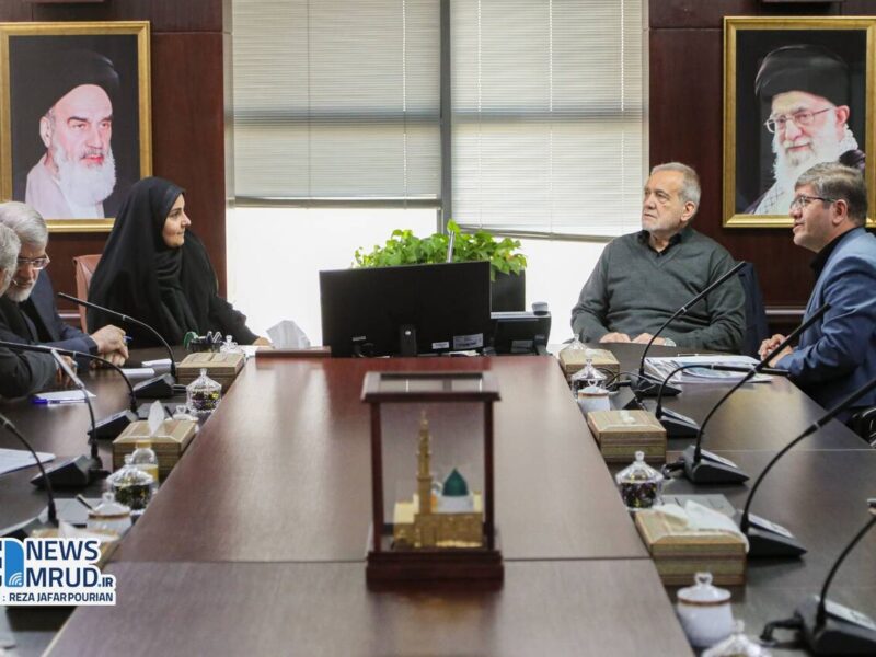 ببینید | نشست سه ساعته رییس جمهور با وزیر راه و شهرسازی و
معاونان در ساختمان شهید دادمان