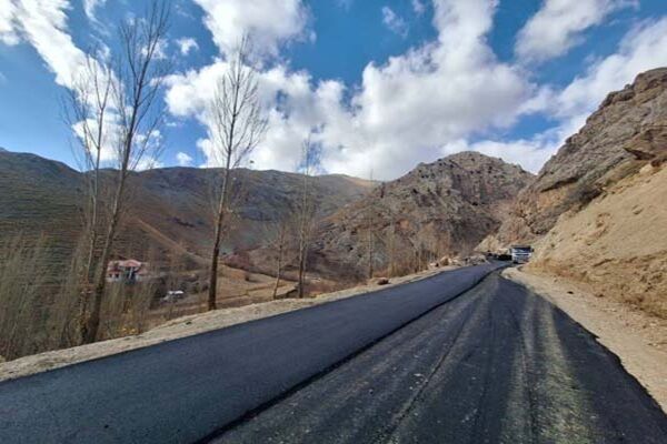 ببینید|عملیات آسفالت محور روستایی آزادبر از توابع جاده کرج
کندوان