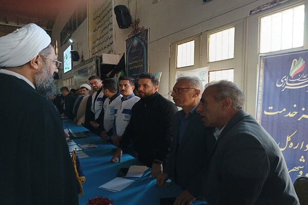 برپایی میز خدمت اداره کل راه و شهرسازی استان همدان در محل
نماز جمعه