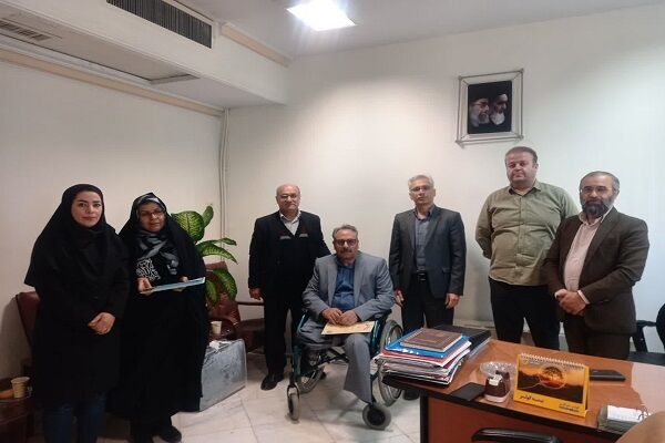 تجلیل از همسر جانباز در اداره کل راه و شهرسازی استان
همدان