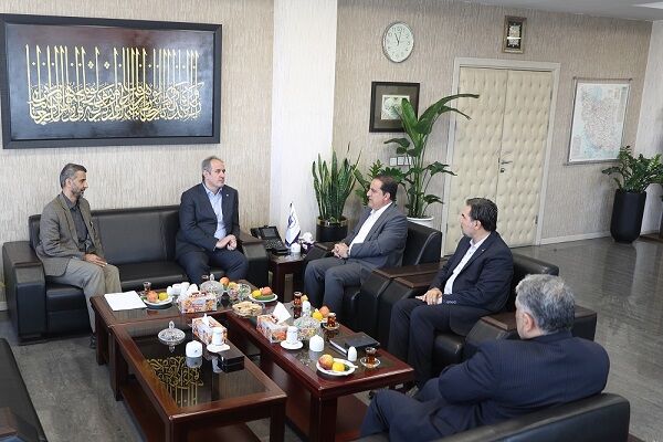 دیدار مدیرعامل شرکت فرودگاه‌ها با استاندار ایلام/ تأکید بر
توسعه زیرساخت‌های فرودگاهی استان