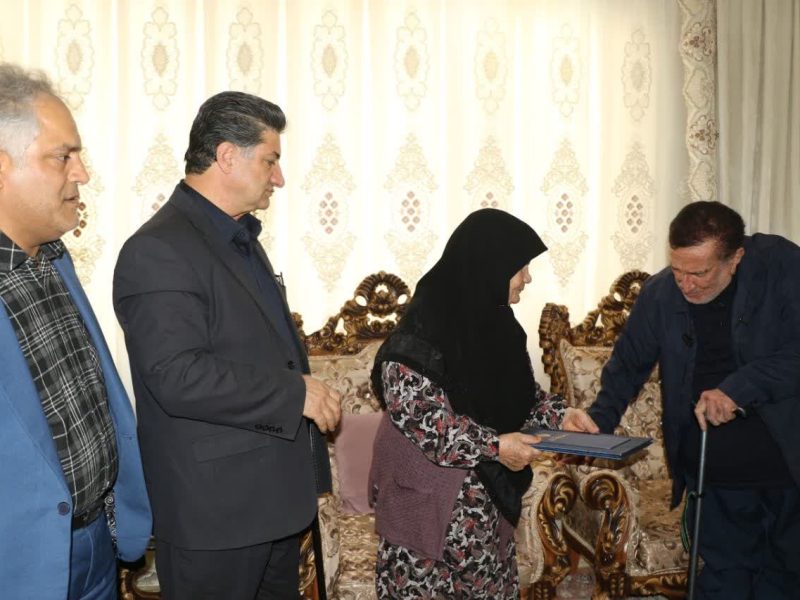 دیدار مشاور وزیر راه و شهرسازی در امور ایثارگران با خانواده
شهید افشاری در زنجان