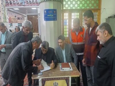 میز خدمت راه و شهرسازی شرق سمنان در نماز جمعه شاهرود برگزار
شد