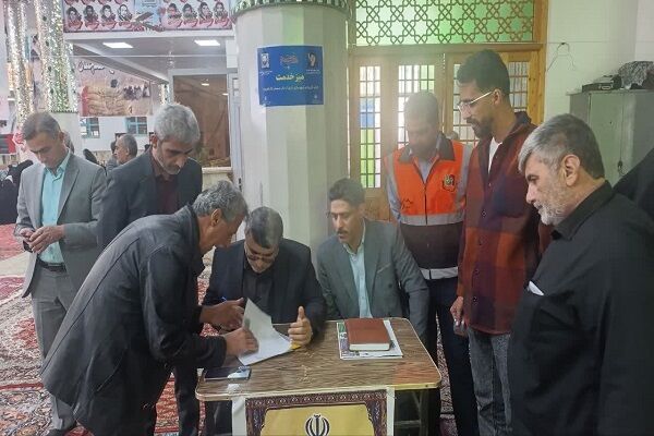 میز خدمت راه و شهرسازی شرق سمنان در نماز جمعه شاهرود برگزار
شد