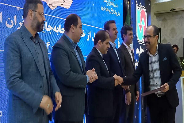 ویدئو| آیین تجلیل از خادمین جابه‌جایی زائرین اربعین ۱۴۰۴ در
یزد