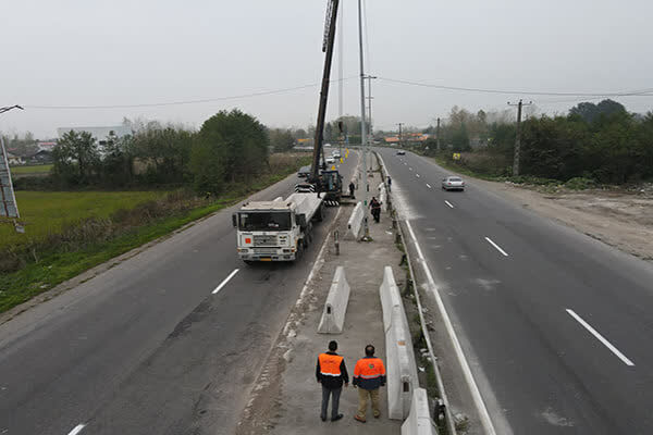 ویدئو |اجرای عملیات نصب نیوجرسی مفصلی در محور رشت -انزلی
(محدوده خمام)