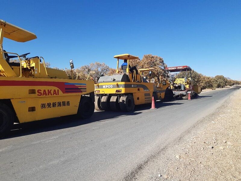 آغاز تهیه و روکش آسفالت سرد محور کامفیروز شمالی شهرستان
مرودشت