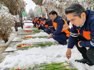 آیین گلباران مزار شهدا توسط کارکنان راهداری و حمل و نقل
جاده‌ای استان مرکزی برگزار شد